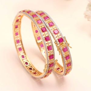 Brazalete de Latón Chapado en Oro con Rubíes y Circonitas, Hecho a Mano, Estilo Tradicional Indio, Joyería de Boda para Mujer - Product Image 2