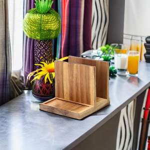 Porta servilletas clásico de madera con base rectangular, diseño vertical de panel, tamaño mediano, para mesa de cocina o comedor. - Product Image 3