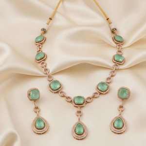 Pendentif en argent 925 Gajaah |   Bijoux de mariage |   Collier indien statement |   Collier tendance en émeraudes et diamants Polki - Product Image 5