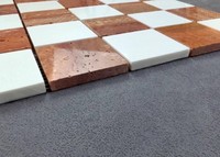 Carreaux de salle de bain en mosaïque de pierre à motif d'échecs en travertin rouge carré naturel et marbre blanc