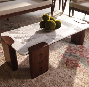 Table basse ronde en marbre blanc avec base cylindrique en maille de laiton doré, disponible à prix de gros. - Product Image 4
