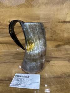 Corne à boire viking en buffle naturel, mug en corne africaine avec fond en bois pour le thé, le café et la bière - Product Image 2
