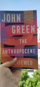 El Antropoceno revisado por John Green, ensayos en inglés de formato paperback sobre la vida humana y el planeta - Product Image 2