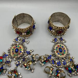 Brazalete Grande con Monedas Tribales Afganas, con Monedas de Plata Vintage y Detalles Metálicos Repujados Hechos a Mano - Product Image 1