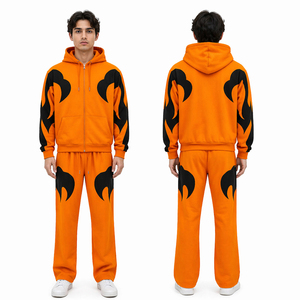 ชุดเซ็ตแทรคสูทผู้ชายสีส้มดำลายเปลวไฟแบบกำหนดเอง ชุดฮู้ดดี้ซิปและกางเกงจ็อกเกอร์สไตล์สตรีทแวร์ลำลอง ชุดกีฬา - Product Image 1