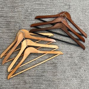 Percha Organizadora de Ropa de una Sola Pieza, con Logotipo Personalizado, Hecha a Mano, Artesanal, de Madera Resistente, con Acabado Lacado - Product Image 1