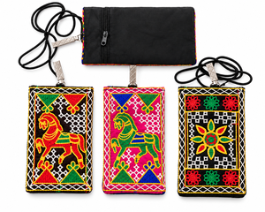 Pochette bandoulière verticale de style indien Gujarati avec broderie au fil, clip métallique et fermeture éclair au dos - Product Image 1