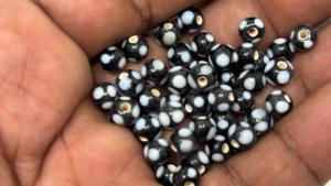 Cuentas Sueltas de Vidrio Hechas a Mano Conifer de 8mm, Color Negro y Blanco, Cuentas Redondas de Vidrio para Joyería, Paquete a Granel para Hacer Pulseras, Collares y Manualidades - Product Image 6