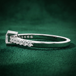 Anillo de compromiso, boda o aniversario de lujo personalizado con diamante de laboratorio talla princesa, banda pavé de oro de 9k-18k - Product Image 2