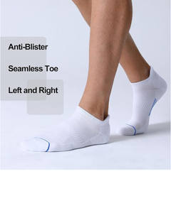 Calcetines tobilleros blancos acolchados para hombre, transpirables, de punto, con un sutil acento azul y patrón de dibujos animados, para uso diario y entrenamientos. - Product Image 3