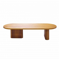 Table basse en bois moderne et minimaliste, écologique, avec surface ovale allongée et pieds asymétriques durables de style dalle