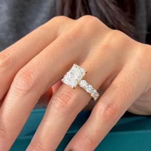 Bague de fiançailles avec halo caché en diamant de laboratoire radiant de 5 carats E VVS2, bande de diamants ronds en or jaune de luxe de 4,2 mm, certifiée IGI - Product Image 2