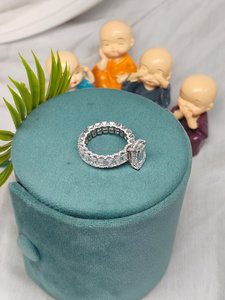 Anillo de diamantes de corte esmeralda premium con piedras laterales en oro blanco que ofrece un brillo brillante y una apariencia sofisticada. - Product Image 3