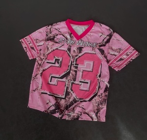 Maillot de basketball personnalisé OEM ODM en maille polyester respirante rose à col en V, impression par sublimation, coupe ample, vêtements de sport, t-shirts - Product Image 1
