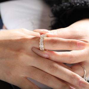 Bague de mariage de luxe en or jaune massif 14 carats avec diamant de laboratoire taille émeraude 5x3mm, sertie demi-cerclée et éternité complète - Product Image 3
