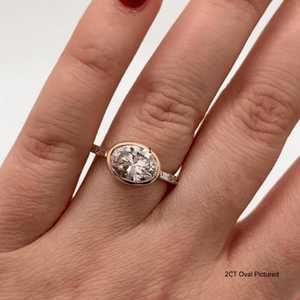 Bague de fiançailles en or 14K 18K avec diamant de laboratoire taille ovale, sertie clos, style Art Déco, avec bande d'accentuation princesse et baguette, pour usage quotidien - Product Image 4