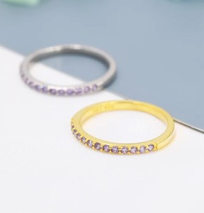 แหวนอะเมทิสต์สีม่วงไลแลคแบบครึ่งวง ประดับเพชร CZ สีเขียวม่วง บนตัวเรือนเงินสเตอร์ลิงหรือทอง ดีไซน์เรียบหรู แหวนแบบซ้อนได้ - Product Image 4