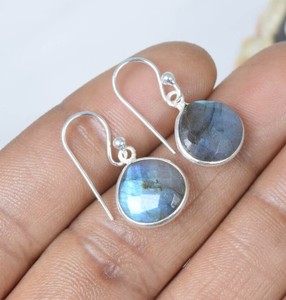 Boucles d'oreilles pendantes en labradorite naturelle, argent sterling 925, faites à la main, vente en gros - Product Image 1