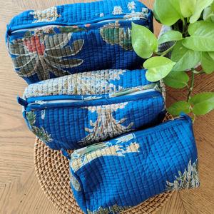 Juego de Bolsas Cosméticas Acolchadas de Algodón, Bolsa de Maquillaje Floral de 3 Piezas, Bolsas de Aseo Azules con Estampado de Palmeras (Juego de 3) - Product Image 1