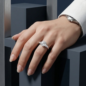 Anillo de Compromiso de Diamante Redondo Brillante de Platino con Halo y Diamantes Laterales, Certificado IGI, Estilo Clásico para Mujer - Product Image 4