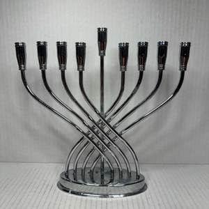 Magnifiques chandeliers Menorah avec finition antique, parfaits pour les célébrations de fêtes, cadeau décoratif, décoration d'intérieur - Product Image 5