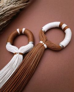Décoration murale artisanale en perles de bois et pompons, style rustique bohème, pour salon et couloir - Product Image 6