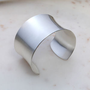 Bracelet manchette large en laiton - Manchette ouverte ajustable en argent conique minimaliste pour femme - Bijou géométrique moderne - Product Image 2