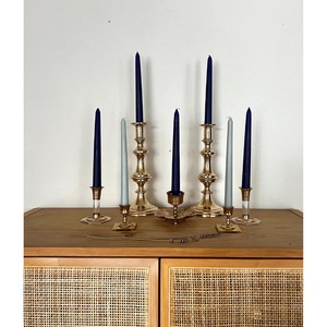 Magnifique porte-bougie conique moderne en marbre et or, avec dessus en verre ambré et tige en résine à effet marbre. - Product Image 2