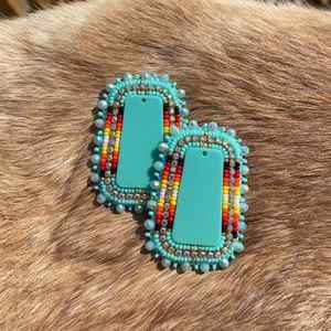 Boucles d'oreilles modernes en perles de verre pour une collection de bijoux contemporaine, rehaussant votre tenue avec des couleurs vibrantes et des détails artistiques faits à la main. - Product Image 3