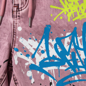 Shorts amples rose délavé pour homme, style streetwear, avec taille élastique et logo frontal. 100% coton, design respirant - Product Image 2