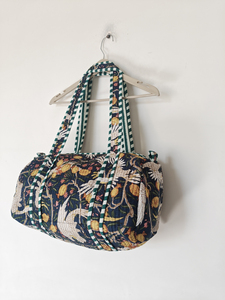 Sac de voyage matelassé en coton bleu foncé à motif floral, fermeture éclair, doubles poignées, unisexe |   Sac de sport léger pour le week-end, 20-35L - Product Image 4