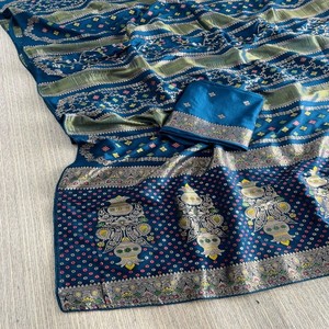 Sari VASTRA COTTAGE en viscose Georgette Pure Chinya avec tissage Jari doré, pallu floral riche et blouse contrastante teinte à la main - Product Image 2