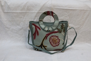 Bolso tote de algodón con bordado floral estilo Ari de Cachemira, con borlas, cierre de cremallera, estilo hobo, para uso diario de mujer. - Product Image 3