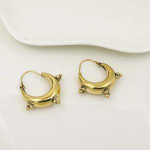 Pendientes de aro con forma de luna de latón chapado en oro, joyería unisex de estilo vintage - Product Image 3