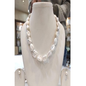 Conjunto de Collar y Pendientes de Perlas Barrocas Blancas AA de Primera Calidad, con Brillos Deslumbrantes, para Mujer, Ideal para Bodas, Compromisos y Fiestas - Product Image 1