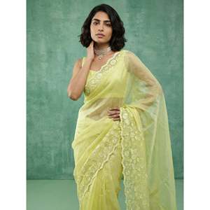Sari en Soie Pure Chanda Elite Weaves avec Broderie Florale Élégante, Travaux Schiffli, Resham, Zari et Bordure Découpée – Idéal pour Mariages Indiens/Pakistanais - Product Image 2