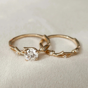 Bague de fiançailles en or jaune avec diamant de laboratoire taille ronde style vigne - Product Image 5