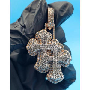 Colgante Cristiano con Incrustaciones de Diamantes, Joyería de Diseño Urbano con Acabado Plateado - Product Image 1