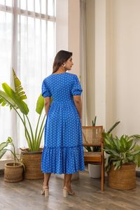Robe midi décontractée d'été pour femme, coupe ample, respirante, à imprimé floral bleu, col en V, manches courtes, coupe trapèze, ourlet étagé - Product Image 3