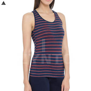 Ensemble femme avec logo personnalisé, débardeur respirant avec coussinets de poitrine, jupe de tennis très élastique avec short intégré, tenue de sport pour la gym - Product Image 4