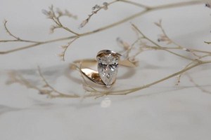 Bague de fiançailles en or jaune 14 carats avec diamant taille poire et bande torsadée unique, diamant de laboratoire, cadeau pour mariage, anniversaire ou promesse - Product Image 5