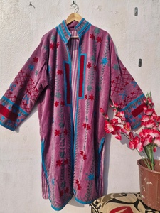 Veste longue pour femme en velours violet Suzani faite à la main, matelassée, à capuche, brodée de fleurs, écologique, style bohème, manteau ethnique de luxe pour l'hiver - Product Image 3