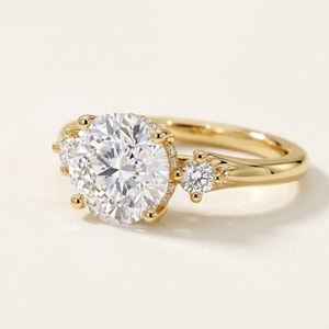 Anillo de oro amarillo para mujer con halo oculto flotante, diamante sintético de laboratorio de 1 quilate, tres piedras, perfil E, talle catedral dividido y engaste alto - Product Image 1
