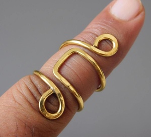 Bague artisanale en laiton plaqué or, motif spirale géométrique, esthétique chrétienne, ajustable, bijou statement pour femme - Product Image 1