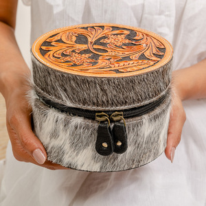 Bolsa de Maquillaje de Piel Auténtica con Diseño Floral Grabado a Mano, Mini Cadena Circular, Nueva Moda - Product Image 1