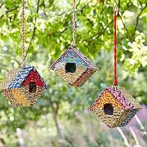 Mangeoire à oiseaux rose tressée à la main avec toit conique, décoration suspendue pour jardin, pour oiseaux sauvages - Product Image 2