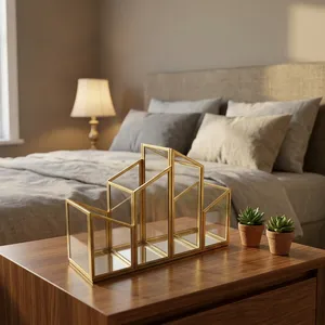 Organisateur de bureau en métal doré avec panneaux en verre, plateau de rangement pour fournitures de bureau et présentoir à bijoux - Product Image 2