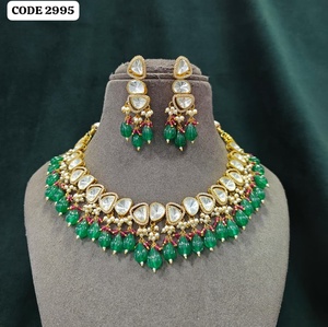 Parure de collier ras-du-cou et boucles d'oreilles de luxe en laiton plaqué or antique, ornée de perles de cristal rose et de pierres Kundan, idéale pour mariages, fiançailles et soirées. - Product Image 3