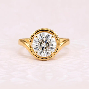 Bague de fiançailles solitaire OM GEMS tendance en or jaune 14 carats avec diamant de laboratoire certifié IGI taille ronde 2 carats serti clos - Product Image 1