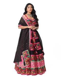 Ensemble Lehenga Choli Navratri en coton mousseline multicolore, imprimé numériquement avec des détails en miroir, comprenant un lehenga, une blouse et un dupatta. - Product Image 1